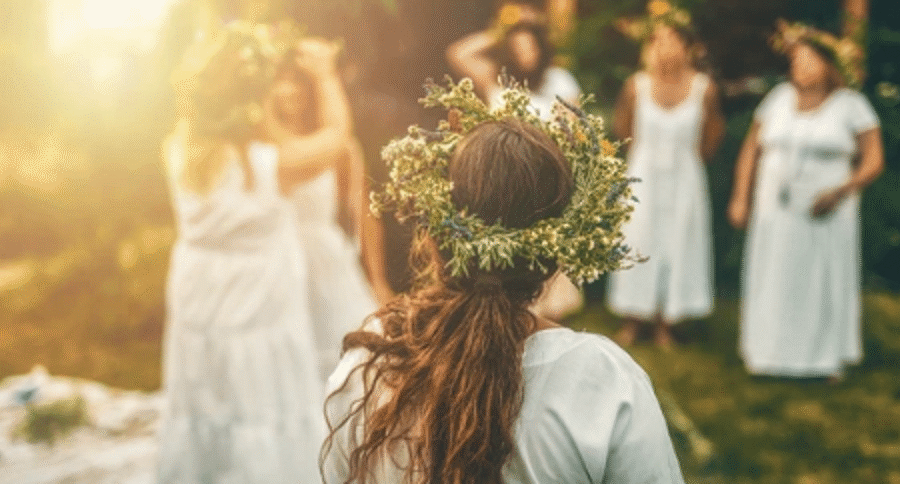 Cercle de femmes vétues de blanc et coiffées de couronnes de fleurs pour le sabbat de Beltane, le 1er mai dans la tradition celtique en lien avec l'article sur le sabbat de Beltane chez Le Chêne Enchanté.