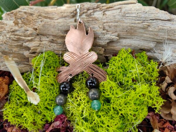 Pendentif brasier en cuivre avec perles de grenat, pyrite et aventurine verte, fait main, made in France, bijou éthique.