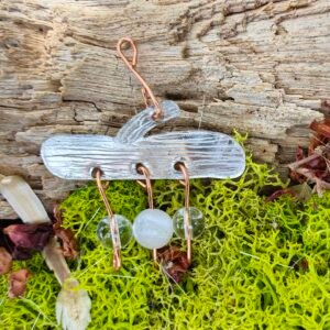 Pendentif en argent en forme de branche avec perles de cristal de roche et sélénite, fait main, made in France, bijou éthique.