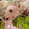 Pendentif en cuivre gravé représentant une chouette des neiges avec cabochons d'œil de tigre et de howlite, bijou inspiré de la nature et de la sagesse.