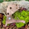 Pendentif en cuivre gravé représentant une chouette des neiges avec cabochons d'œil de tigre et de howlite, bijou inspiré de la nature et de la sagesse.