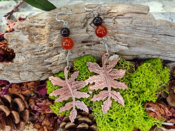 Boucles d'oreilles branche de sorbier en cuivre et argent, ornées de perles de cornaline et de grenat, faites main, made in France, bijoux éthiques.