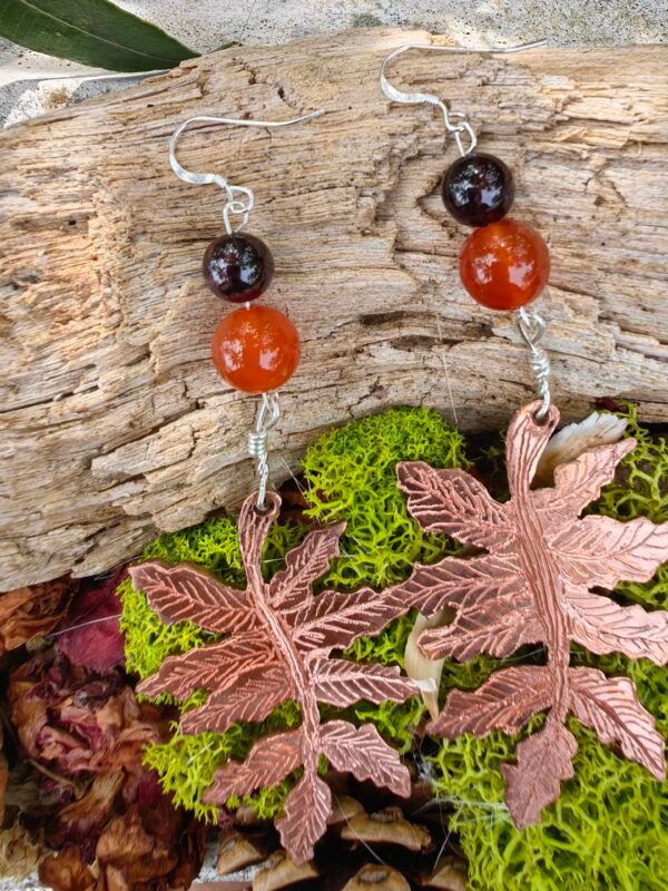Boucles d'oreilles branche de sorbier en cuivre et argent, ornées de perles de cornaline et de grenat, faites main, made in France, bijoux éthiques.