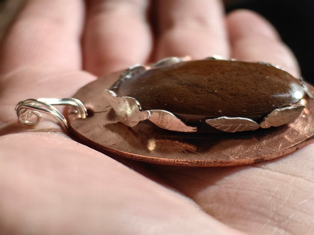 Pendentif "Ballade en forêt en argent et cuivre, calcédoine à inclusions, feuilles de rose trémières