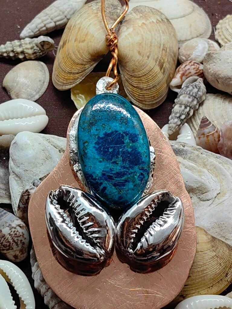 Pendentif "Ballade à la mer" en argent et cuivre, cauries en argent rhodié, chrysocolle serti argent brut