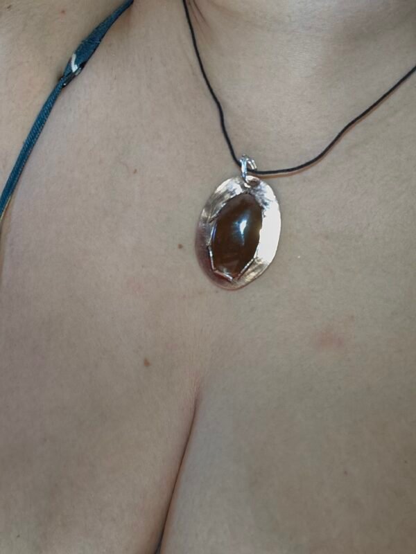 Pendentif "Ballade en Forêt" en argent et cuivre recyclés, avec calcédoine à inclusions, fait main en France, hypoallergénique, éthique et écoresponsable.