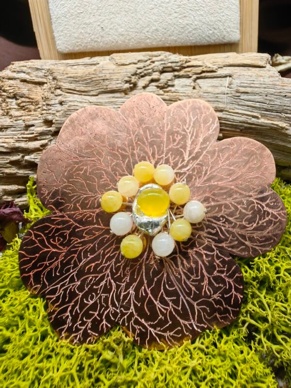 Barrette "Ardente Ciste" en argennt et cuivre avec cabochon de calcédoine jaune, entourée de perles de calcédoine jaune et blanche de Perse, inspirée par la fleur de ciste méditerranéenne, fait-main en France, bijoux hypoallergéniques, éthiques
