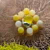 Barrette "Ardente Ciste" en argennt et cuivre avec cabochon de calcédoine jaune, entourée de perles de calcédoine jaune et blanche de Perse, inspirée par la fleur de ciste méditerranéenne, fait-main en France, bijoux hypoallergéniques, éthiques