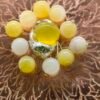 zoom Barrette "Ardente Ciste" en argennt et cuivre avec cabochon de calcédoine jaune, entourée de perles de calcédoine jaune et blanche de Perse, inspirée par la fleur de ciste méditerranéenne, fait-main en France, bijoux hypoallergéniques, éthiques