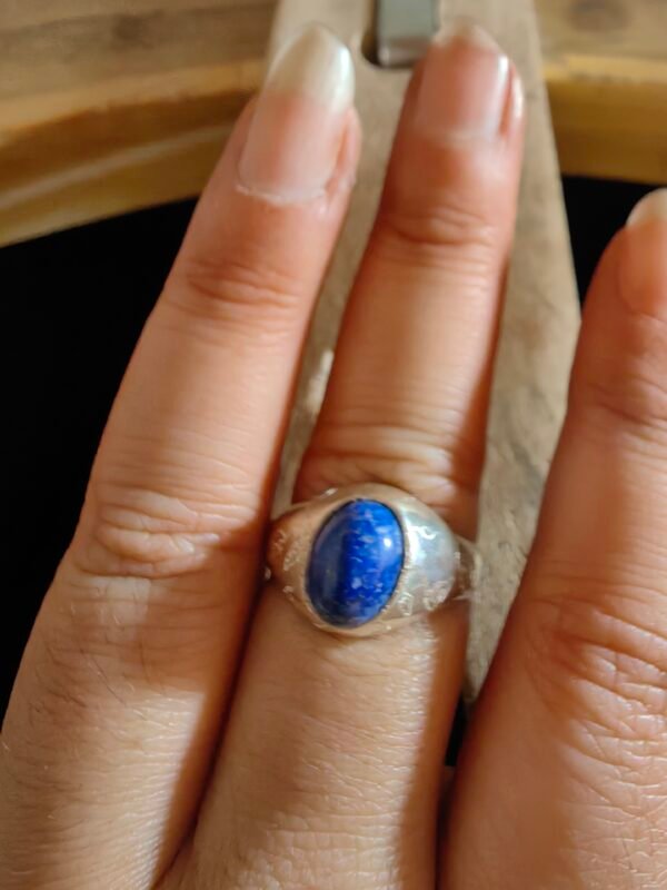 Bague mixte "Dans les Profondeurs" en argent recyclé avec cabochon de lapis-lazuli, taille 60, éthique, hypoallergénique et écoresponsable.