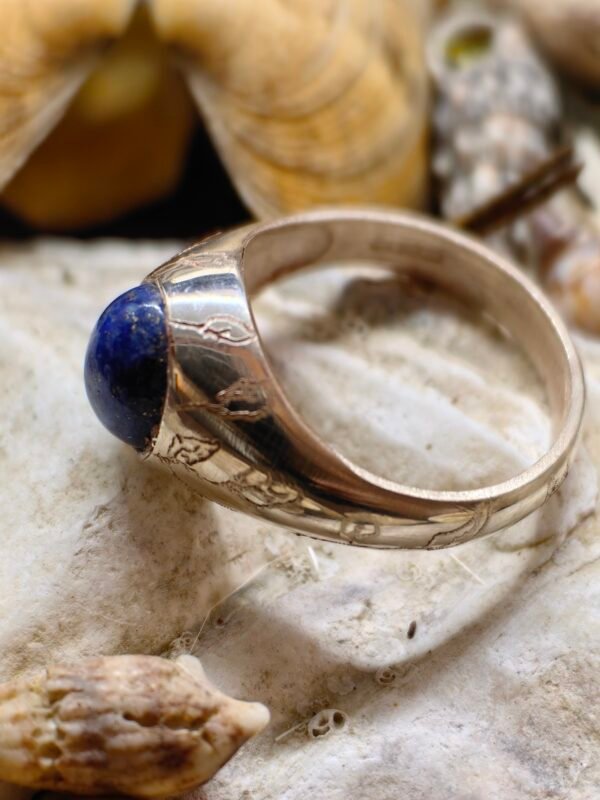 Bague mixte "Dans les Profondeurs" en argent recyclé avec cabochon de lapis-lazuli, taille 60, éthique, hypoallergénique et écoresponsable.