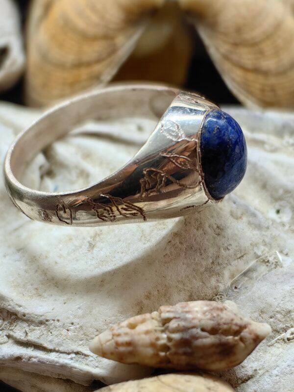 Bague mixte "Dans les Profondeurs" en argent recyclé avec cabochon de lapis-lazuli, taille 60, éthique, hypoallergénique et écoresponsable.