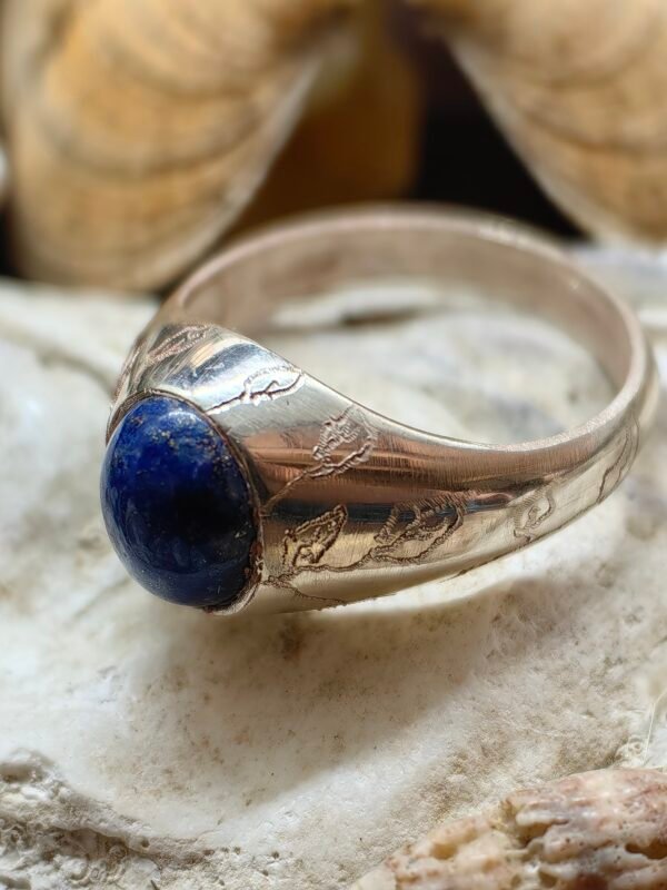 Bague mixte "Dans les Profondeurs" en argent recyclé avec cabochon de lapis-lazuli, taille 60, éthique, hypoallergénique et écoresponsable.