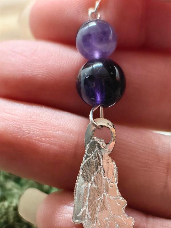 Boucles d'oreilles "L'Antre Secrète" en argent éthique et recyclé avec feuilles gravées et améthystes, fait main, inspirées des forêts mystiques