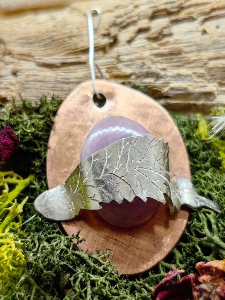 Pendentif "L'antre secrète" en argent et cuivre, feuille de rose trémière en argent et améthyste.