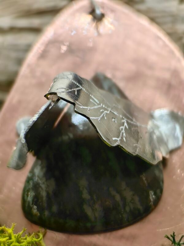 🌿✨ Secret de la Forêt : Pendentif unique en argent, cuivre et émeraude, fait main en France. Éthique, recyclé et hypoallergénique, inspiré par les pinèdes méditerranéennes. 🌳💍