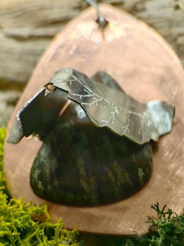 🌿✨ Secret de la Forêt : Pendentif unique en argent, cuivre et émeraude, fait main en France. Éthique, recyclé et hypoallergénique, inspiré par les pinèdes méditerranéennes. 🌳💍