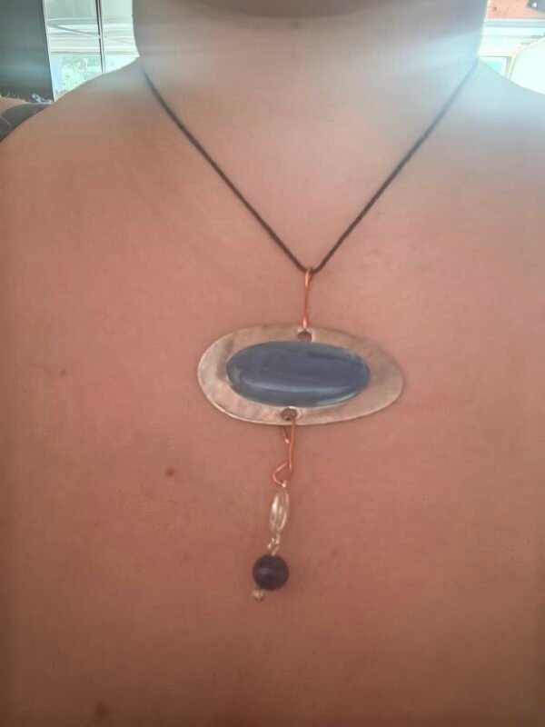 Pendentif "Reflet Marin" en argent et cuivre recyclés avec cabochon d'opale bleue des Andes et perle de lapis-lazuli, fait main, fabriqué en France, bijou éthique et naturel