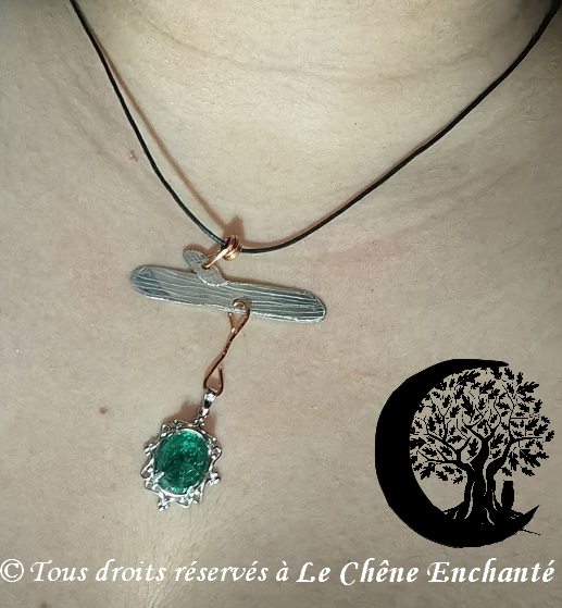 "🌿✨ Miroir de la Forêt : Pendentif en argent, cuivre et émeraude, fait main en France. Éthique, recyclé, hypoallergénique, inspiré par les paysages luxuriants des forêts. 🌳💍