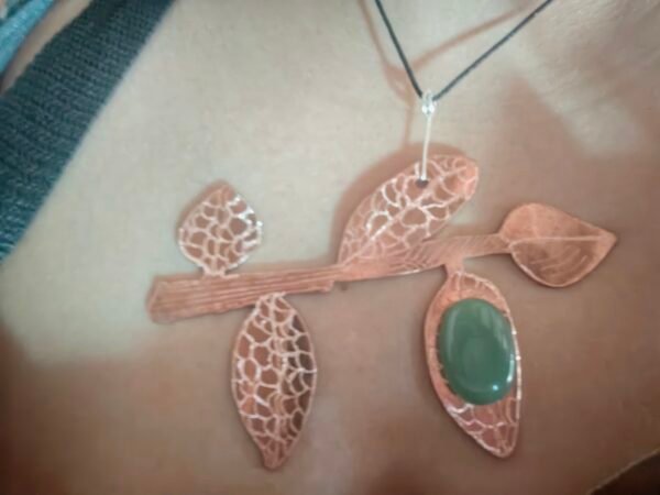 Pendentif Liseron des Dunes porté, mettant en valeur le design fait-main, éthique et hypoallergénique