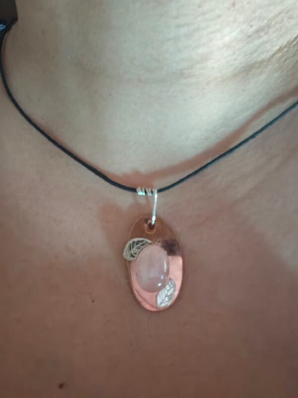 Pendentif Rose des Mers porté, mettant en valeur le design fait-main, éthique et hypoallergénique.