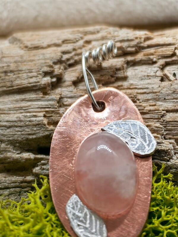 Pendentif fait-main Rose des Mers avec cabochon de quartz rose et feuilles de rose trémière en argent, bijou éthique et hypoallergénique