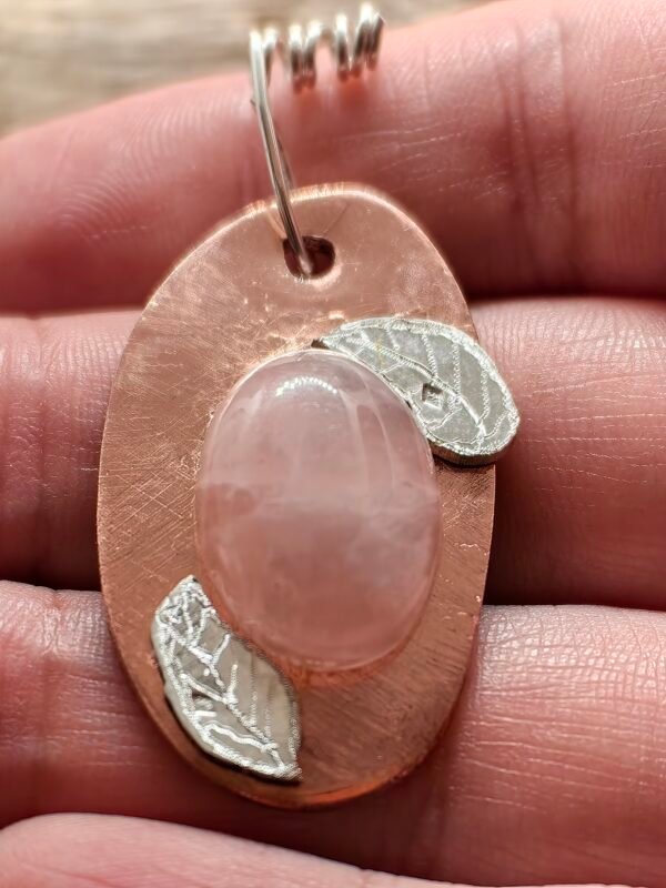 Pendentif "Rose des mers" en argent et cuivre, quartz rose – Image 5
