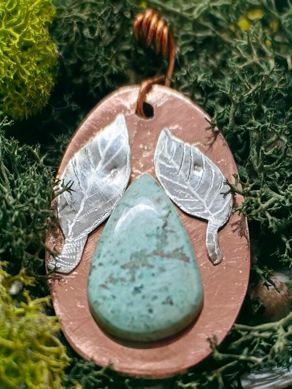 Pendentif fait-main Flânerie Sylvestre avec émeraude et feuilles de rose en argent, bijou éthique et hypoallergénique