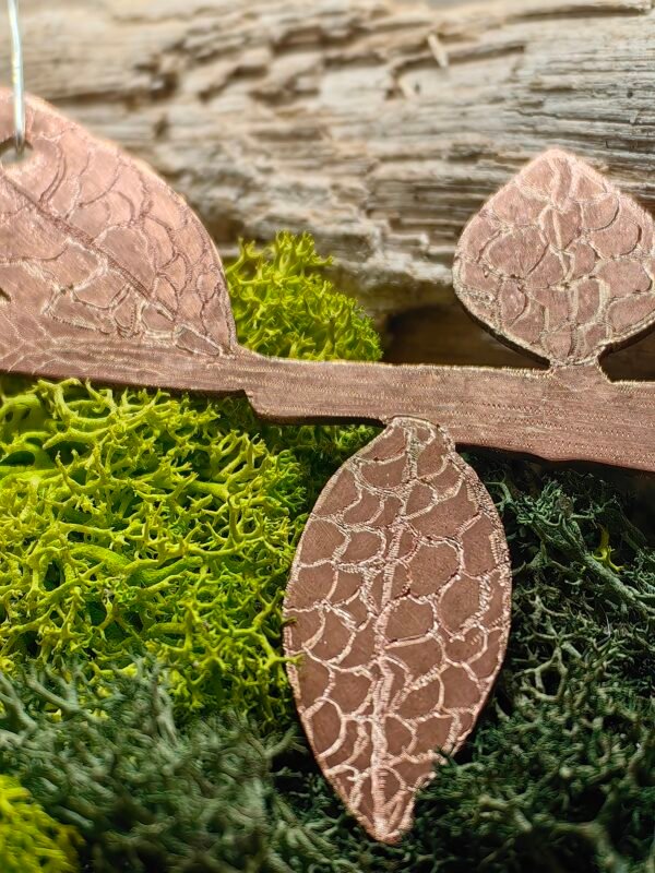 Détail des feuilles de liseron gravées à la main en argent sur le pendentif Liseron des Dunes, avec une aventurine verte sertie