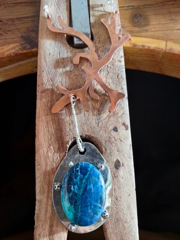 Pendentif Écho de la Mer fait main avec shattuckite et perles d'argent, inspiré par la Méditerranée