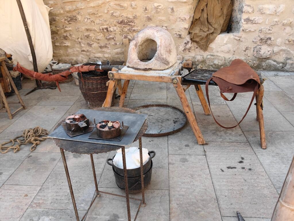 Démonstration de cuisson des métaux dans un vieux four en terre.