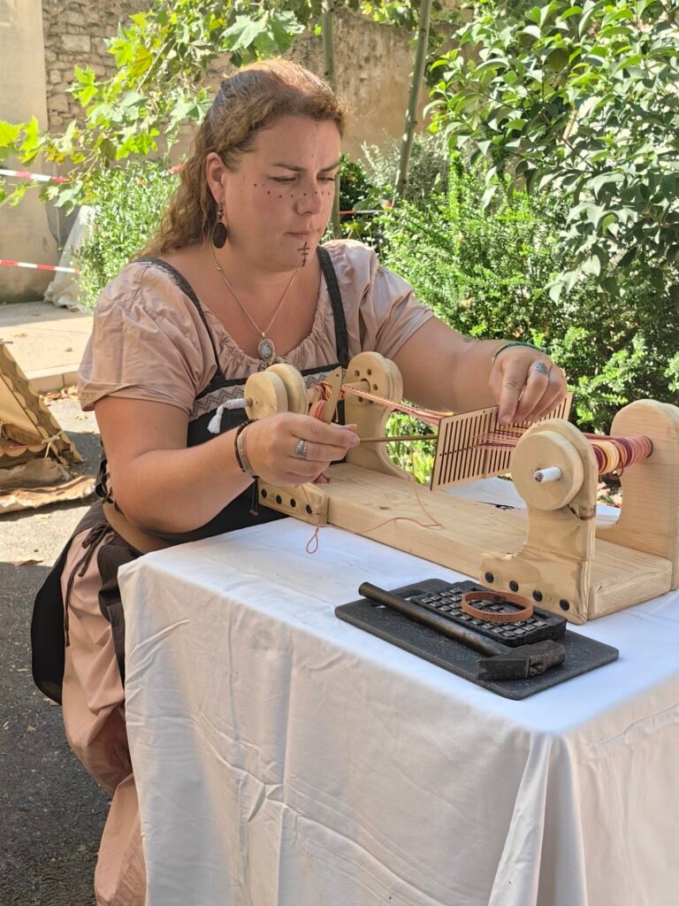 Artisane tissant au métier différent fils en vu d'en faire des bracelets.