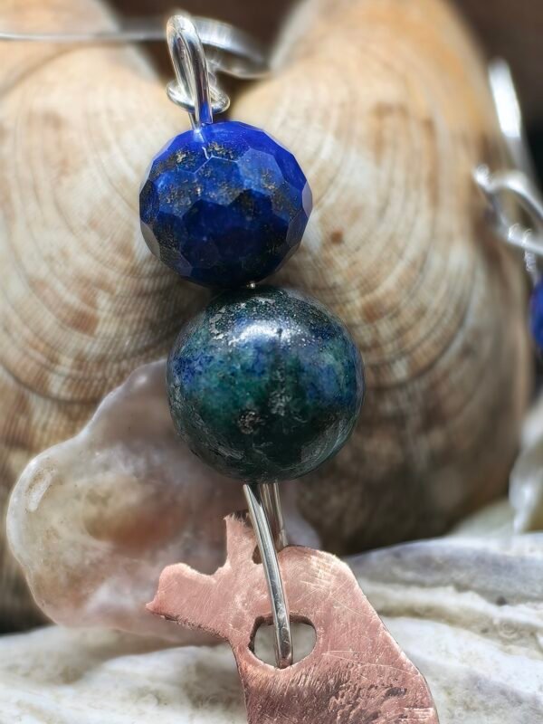 Gros plan sur les perles de lapis-lazuli et shattuckite des boucles d'oreilles Écho de la Mer, bijou fait main en France.