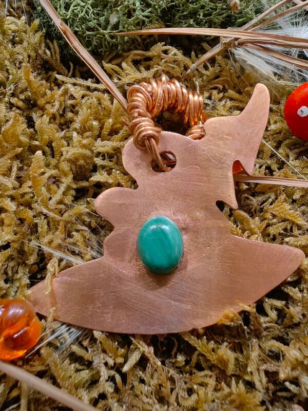 pendentif 'l'Esprit de la Sorcière', fait main en cuivre recyclé avec une malachite, symbole de magie et de sagesse
