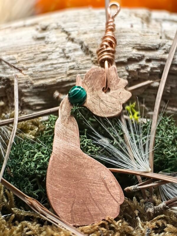 Vue avant du pendentif 'Estampe Mordorée', en forme de potiron gravé, fait main en cuivre recyclé et hypoallergénique