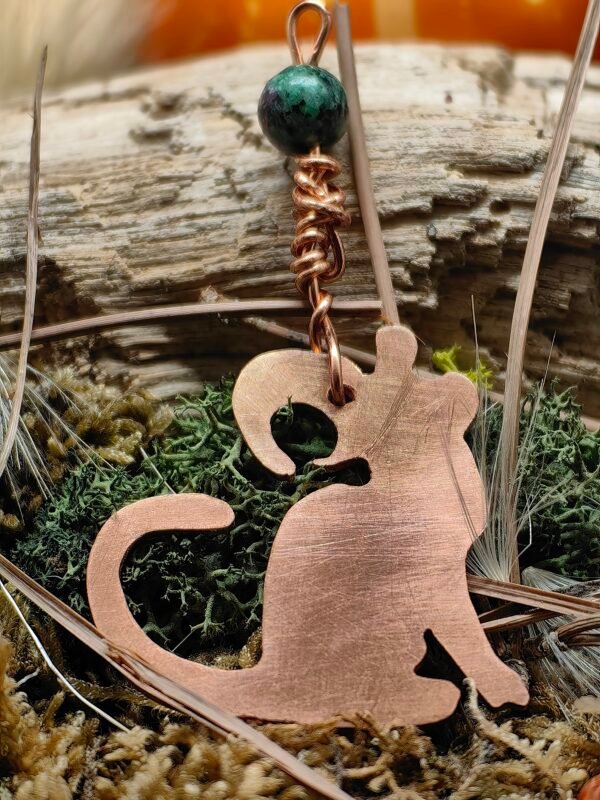 Vue avant du pendentif 'Le Familier Protecteur' en cuivre recyclé en forme de chat avec chapeau de sorcière.