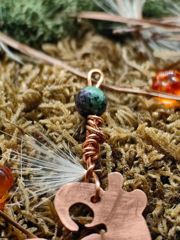Gros plan sur l'azurite-malachite surmontant le pendentif 'Le Familier Protecteur'.