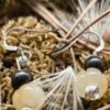 Détail des fils d'argent filigranés sur les boucles d'oreilles 'Portrait d’Automne'
