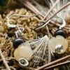 Vue avant des boucles d'oreilles 'Portrait d’Automne' en argent recyclé avec perles de jade et bronzite.