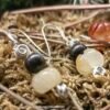 Gros plan sur la perle de jade sculptée en forme de citrouille sur les boucles d'oreilles.