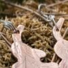 Détail de la gravure de la feuille de chêne sur les boucles d’oreilles, symbolisant puissance et protection