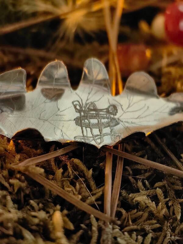 Détail du nœud de Bowen gravé sur le pendentif 'Le Cœur de Samhain
