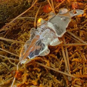 Vue avant du pendentif 'Le Cœur de Samhain' en forme de feuille de chêne en argent recyclé