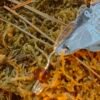 Détail du fil d'argent et de l'ambre sur le pendentif 'Le Cœur de Samhain