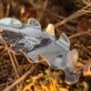 Vue arrière du pendentif 'Le Cœur de Samhain', mettant en valeur sa forme de feuille de chêne