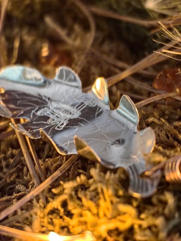 Vue arrière du pendentif 'Le Cœur de Samhain', mettant en valeur sa forme de feuille de chêne