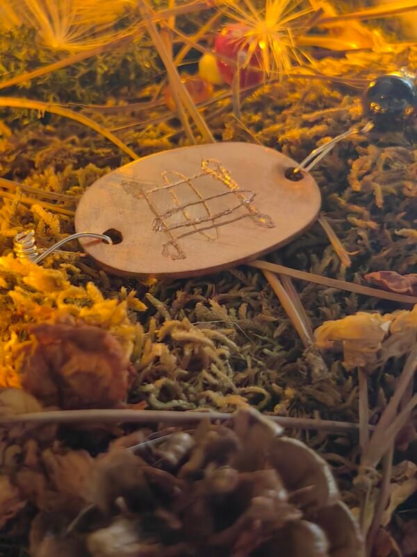 Vue avant du pendentif 'Le Nœud de Samhain' en cuivre et argent, avec nœud de Bowen gravé