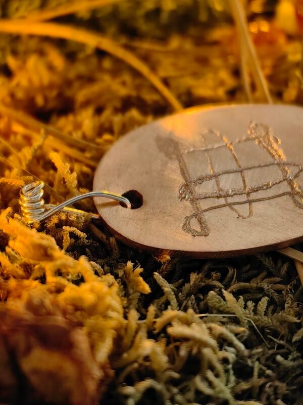 Vue latérale montrant les fils d’argent entortillés sur le pendentif 'Le Nœud de Samhain'.