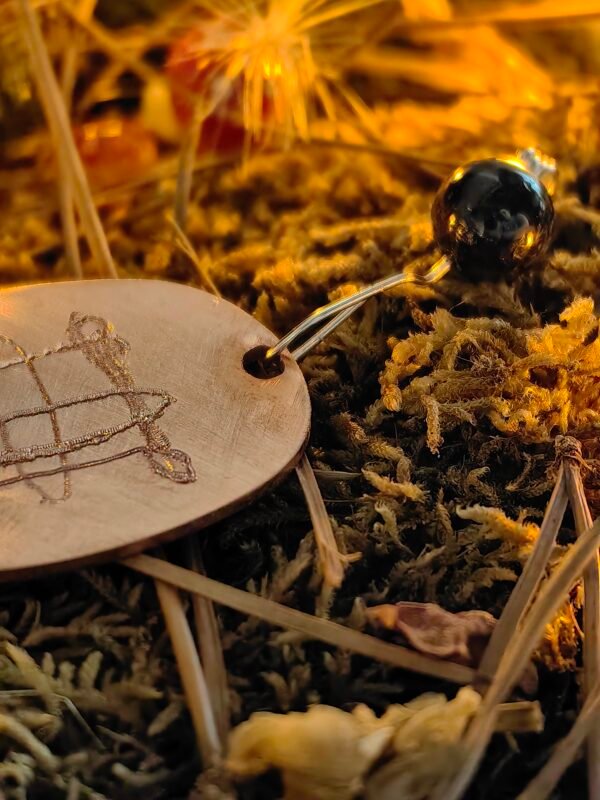Détail du grenat ornant la base du médaillon du pendentif 'Le Nœud de Samhain'.