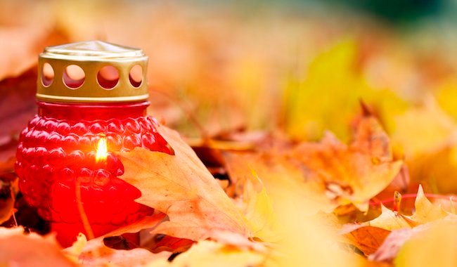Lumière, lanterne de cimetière pour la toussaint, article sous samhain chez Le Chêne Enchanté.